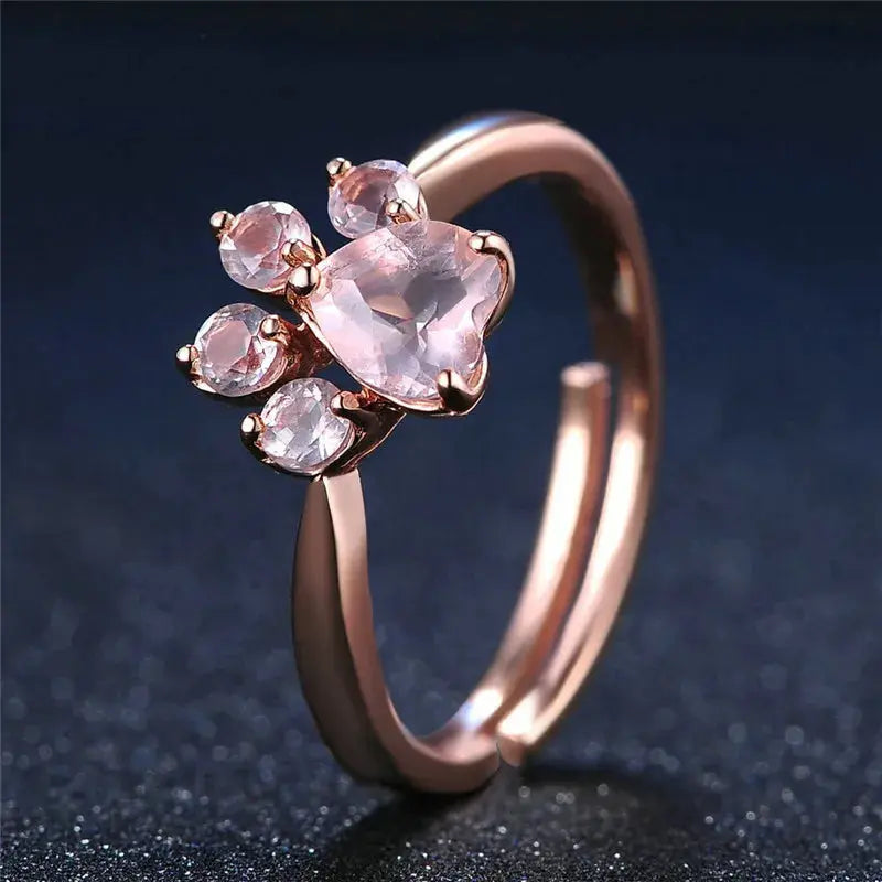 bague or rose avec pierre formant une patte de chat