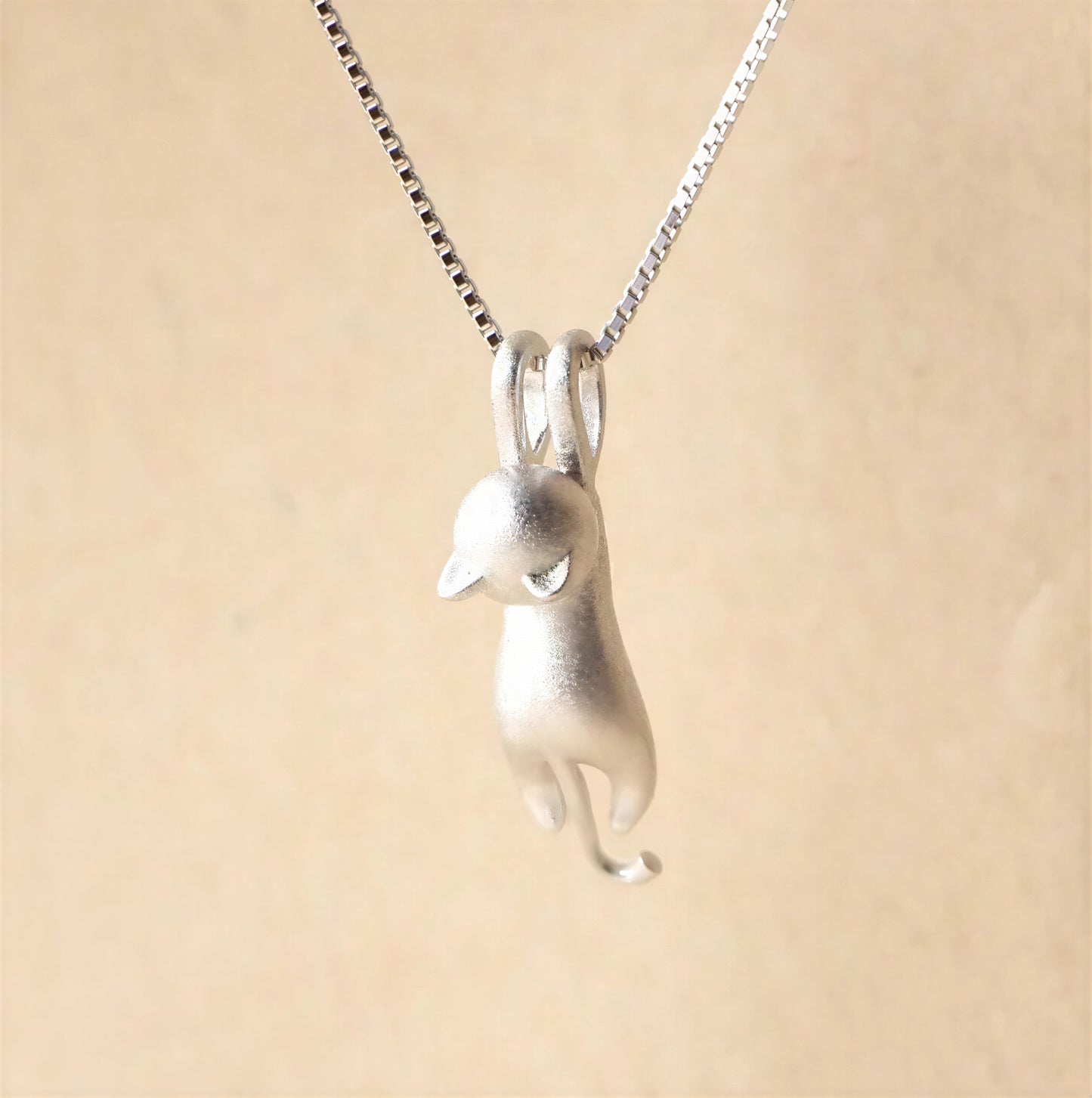 Collier et pendentif de chat de couleur argent - vue 2