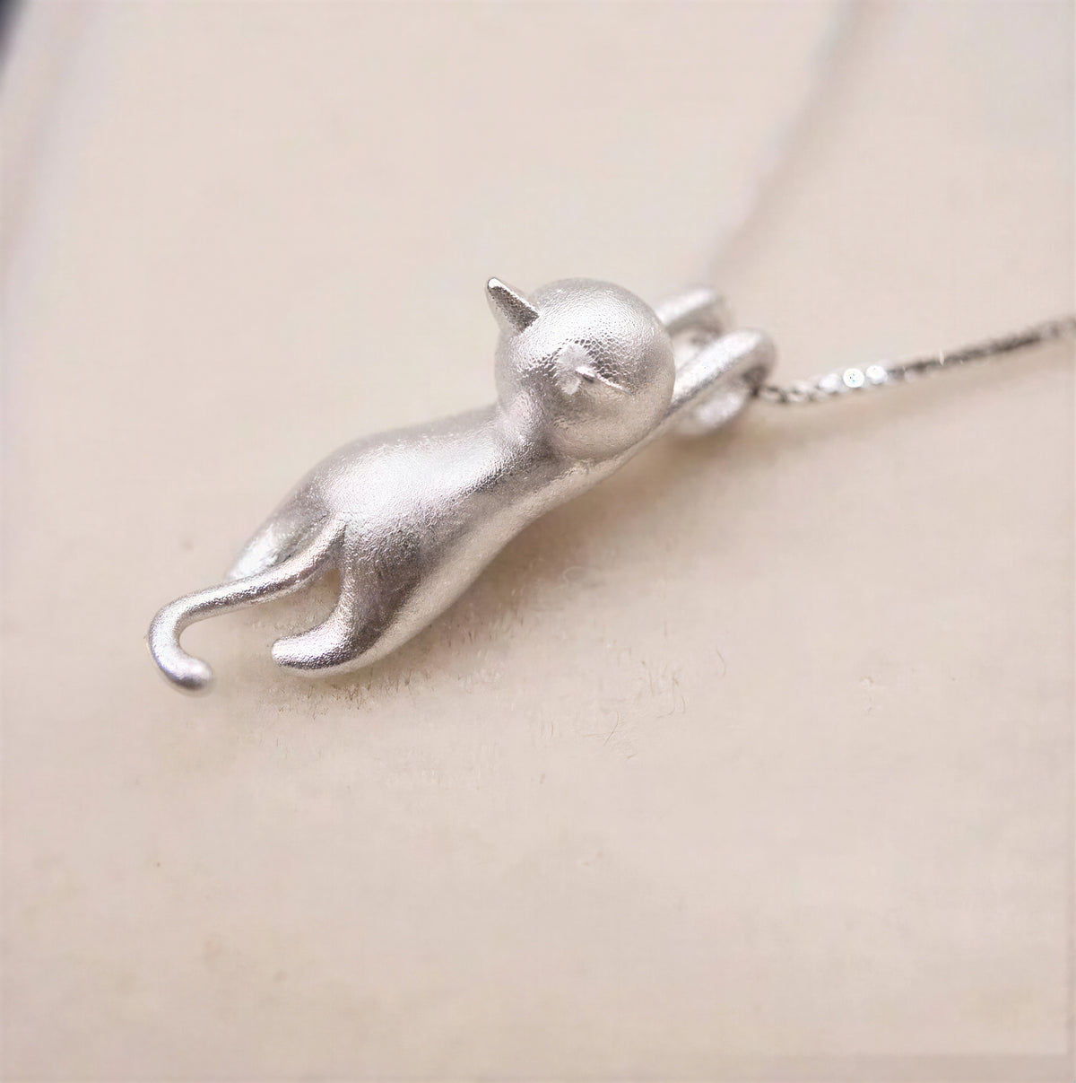 Collier et pendentif de chat de couleur argent - vue 3