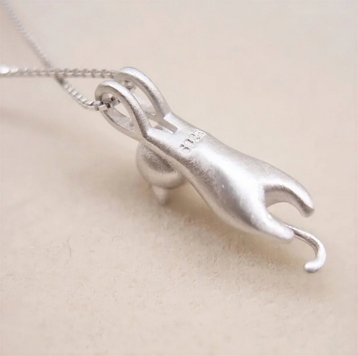 Collier et pendentif de chat de couleur argent - vue 4